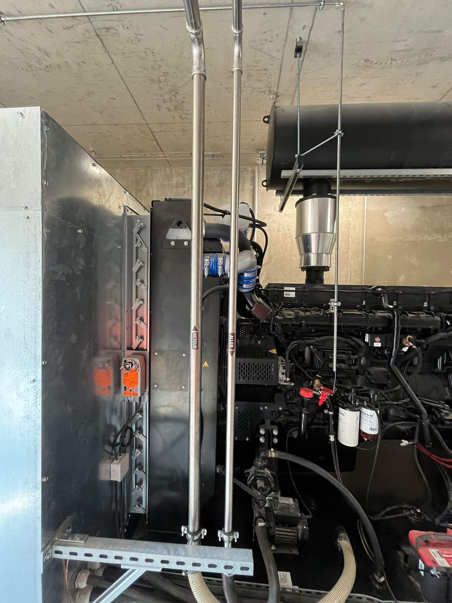 Raccordement de la tuyauterie fuel en inox sur le groupe